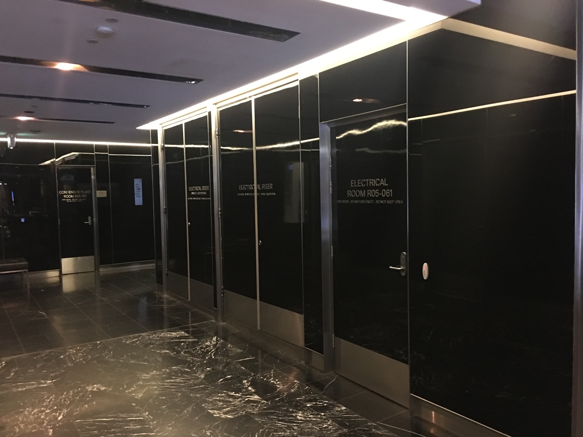 Application of the tempered glass in the elevator cabin